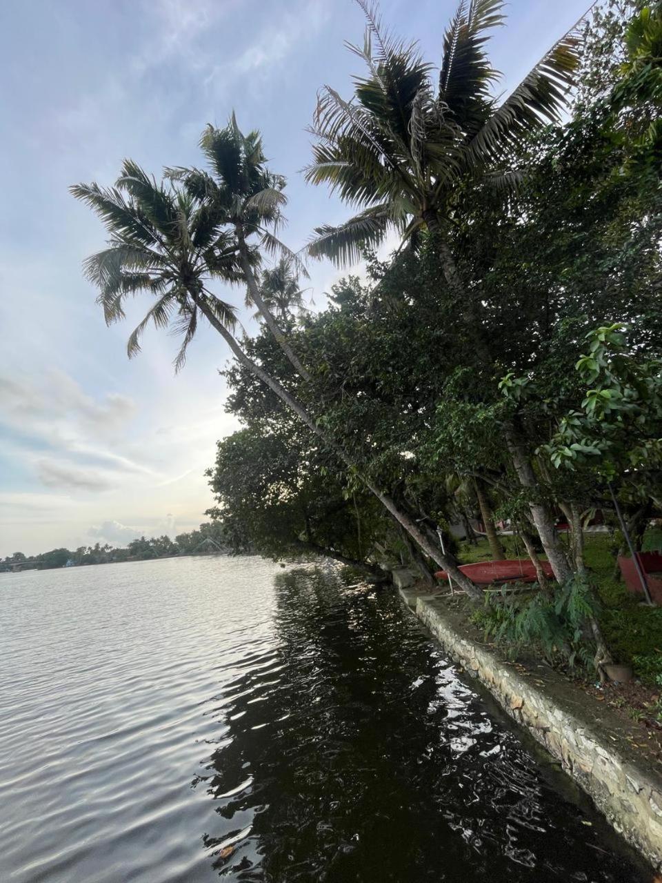 Ashtamudivillas Kollam Exteriör bild